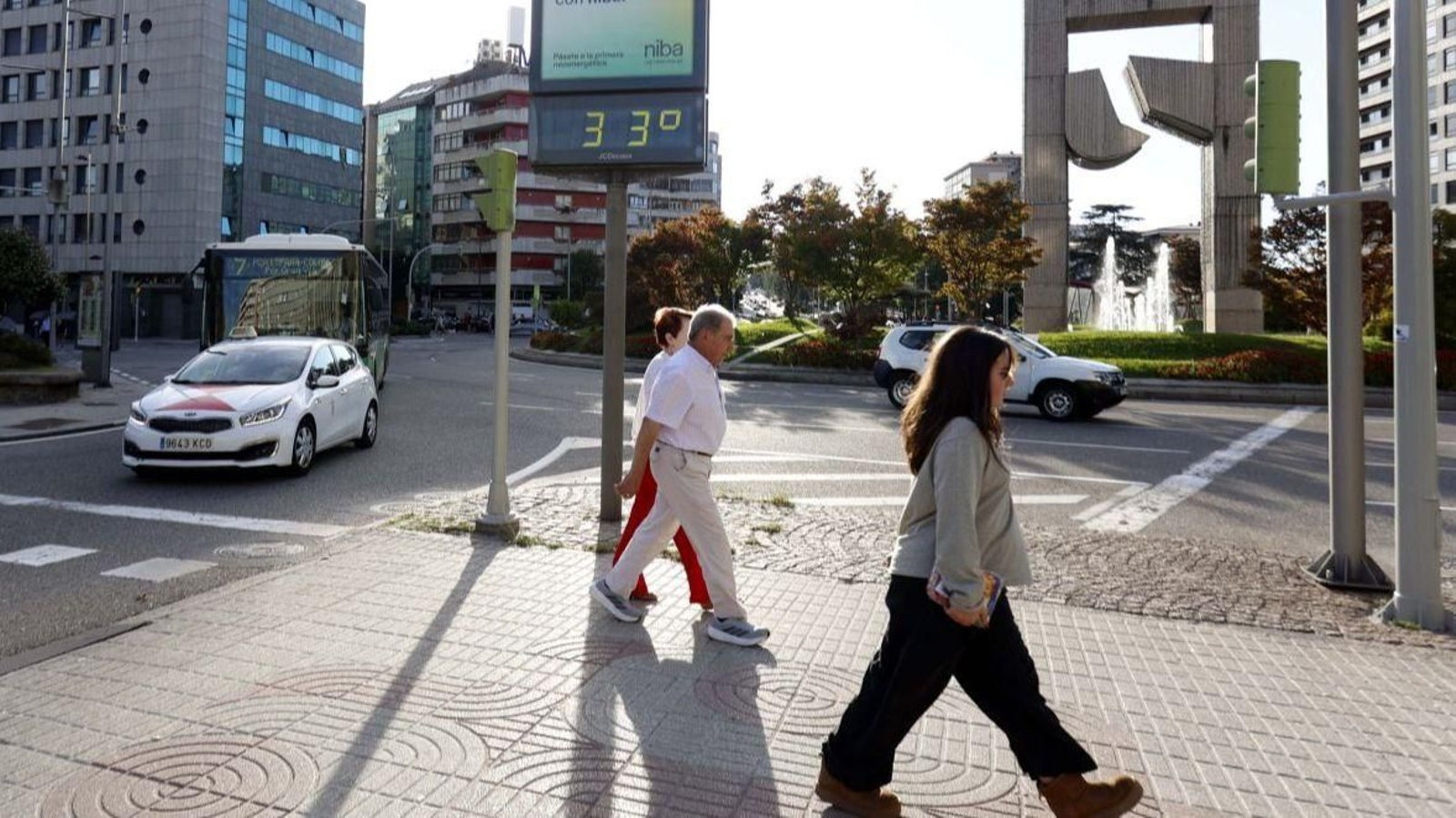 Un termómetro marca 33º en Vigo este domingo.