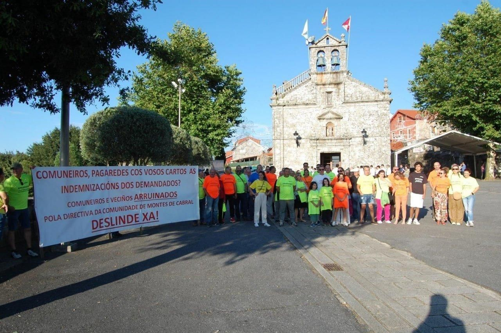 Los vecinos de Cabral reunidos para protestar en la iglesia de Santa Mariña.