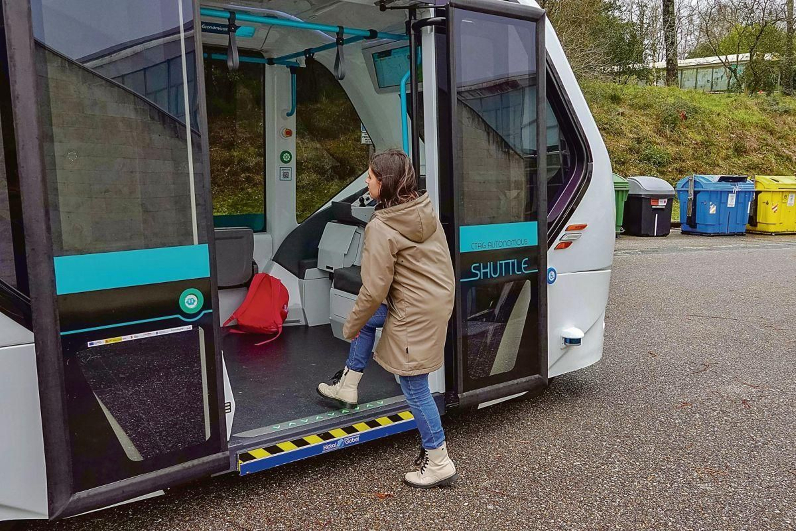 Una alumna se sube a la lanzadera autónoma de la UVigo ayer, durante uno de sus viajes inaugurales.