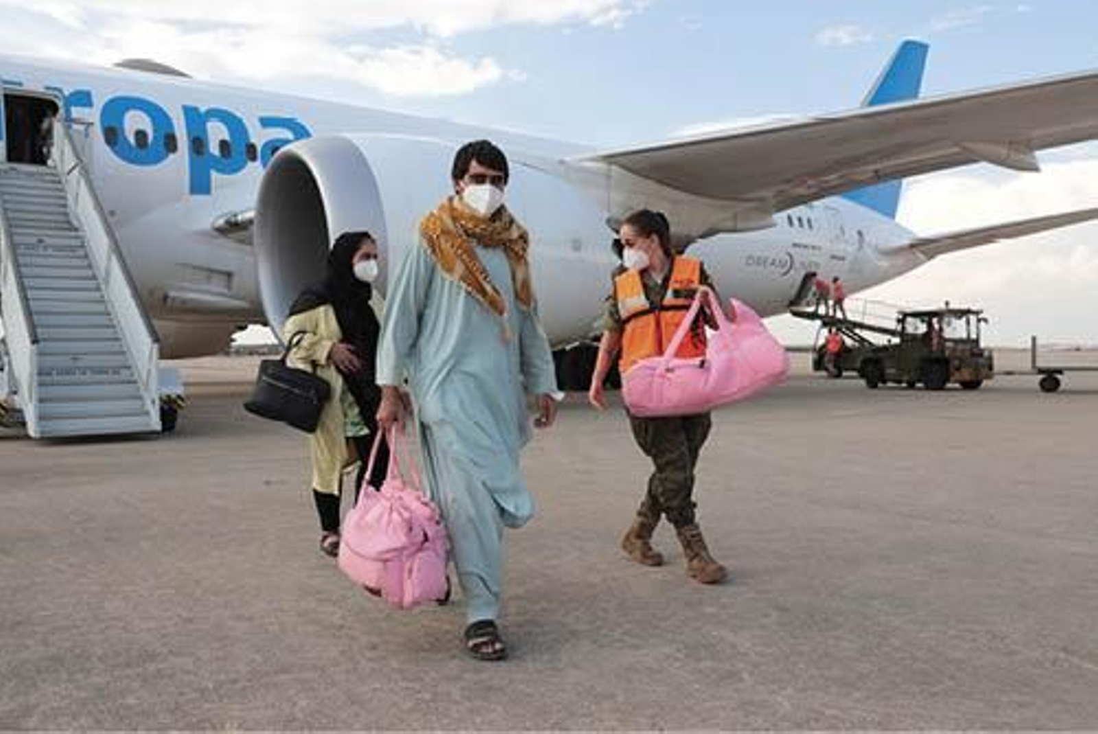 Una pareja de afganos, a su llegada a la base aérea de Torrejón de Ardoz.(EFE/MINISTERIO DE DEFENSA/IÑAKI GÓMEZ)