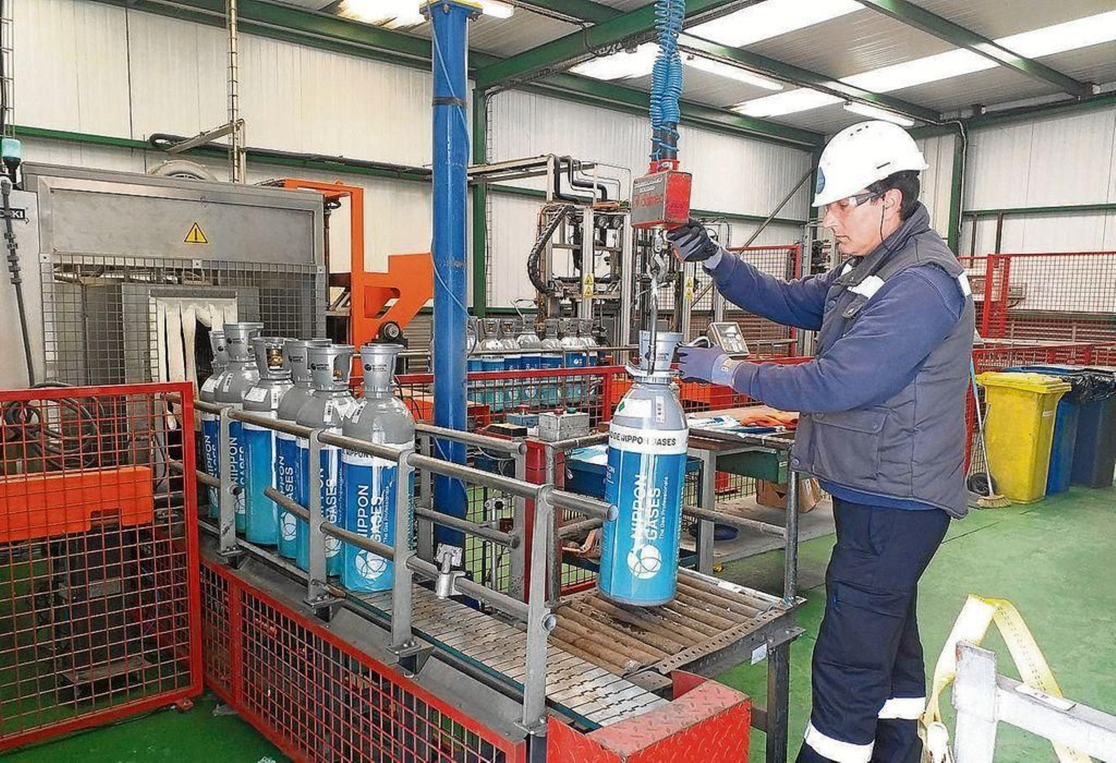 Llenado de las botellas de oxígeno medicinal en la planta de Nippon Gases.