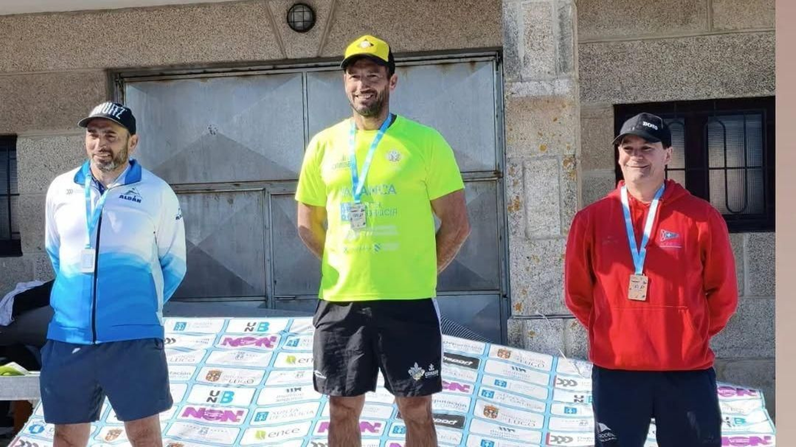 Carlos Pérez ‘Perucho’, en lo más alto del podio, con su hermano Jesus (i.).