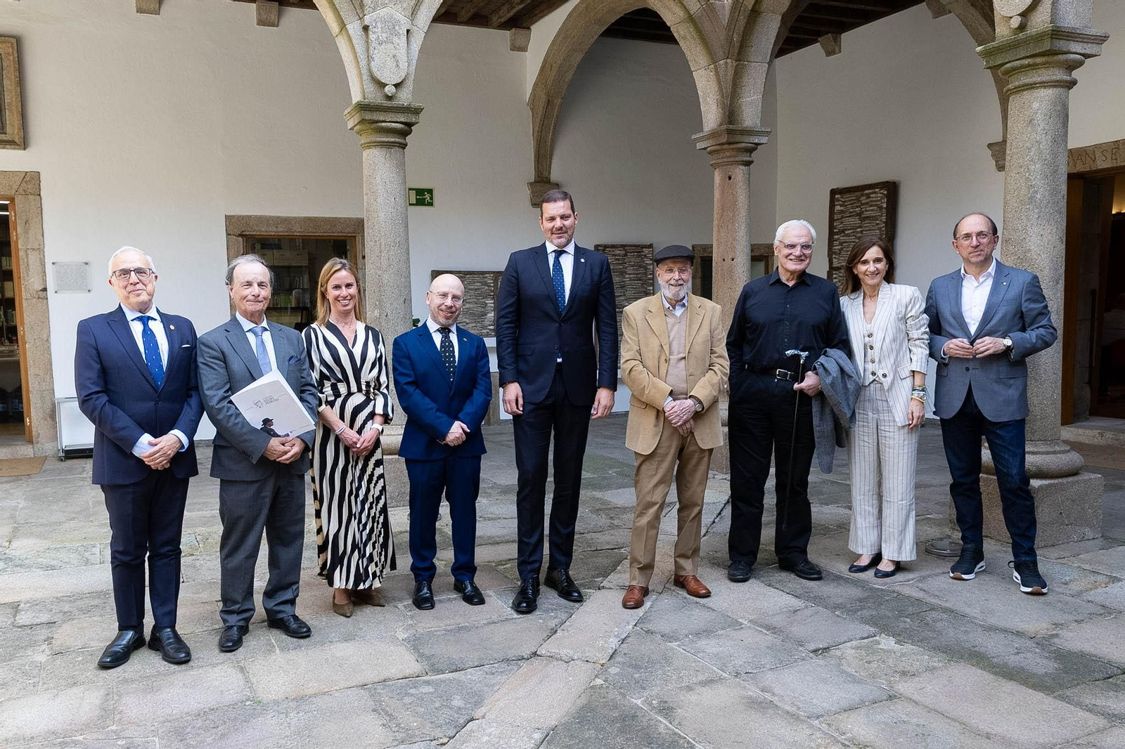Representantes institucionais na inauguración das xornadas do Abril Oteriano en Santiago.