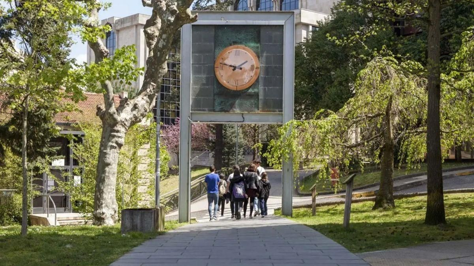 Uno de los accesos al Campus de Ourense.