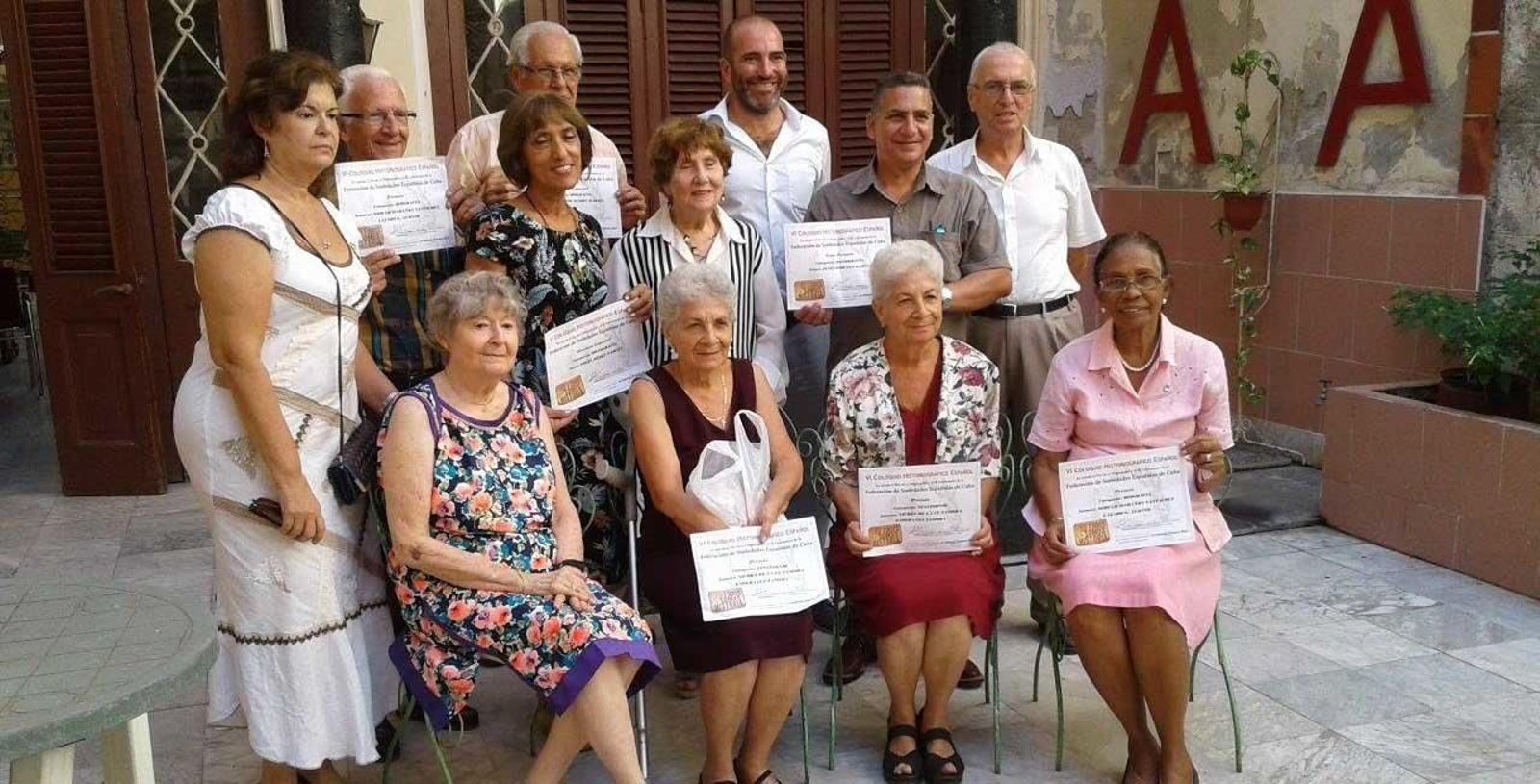 El Jurado con los premiados, y Carmen Almodóvar, Jorge de Peralta, consejero de Cultura de la Embajada de España y Julio Santamarina López, presidente de la FSEC