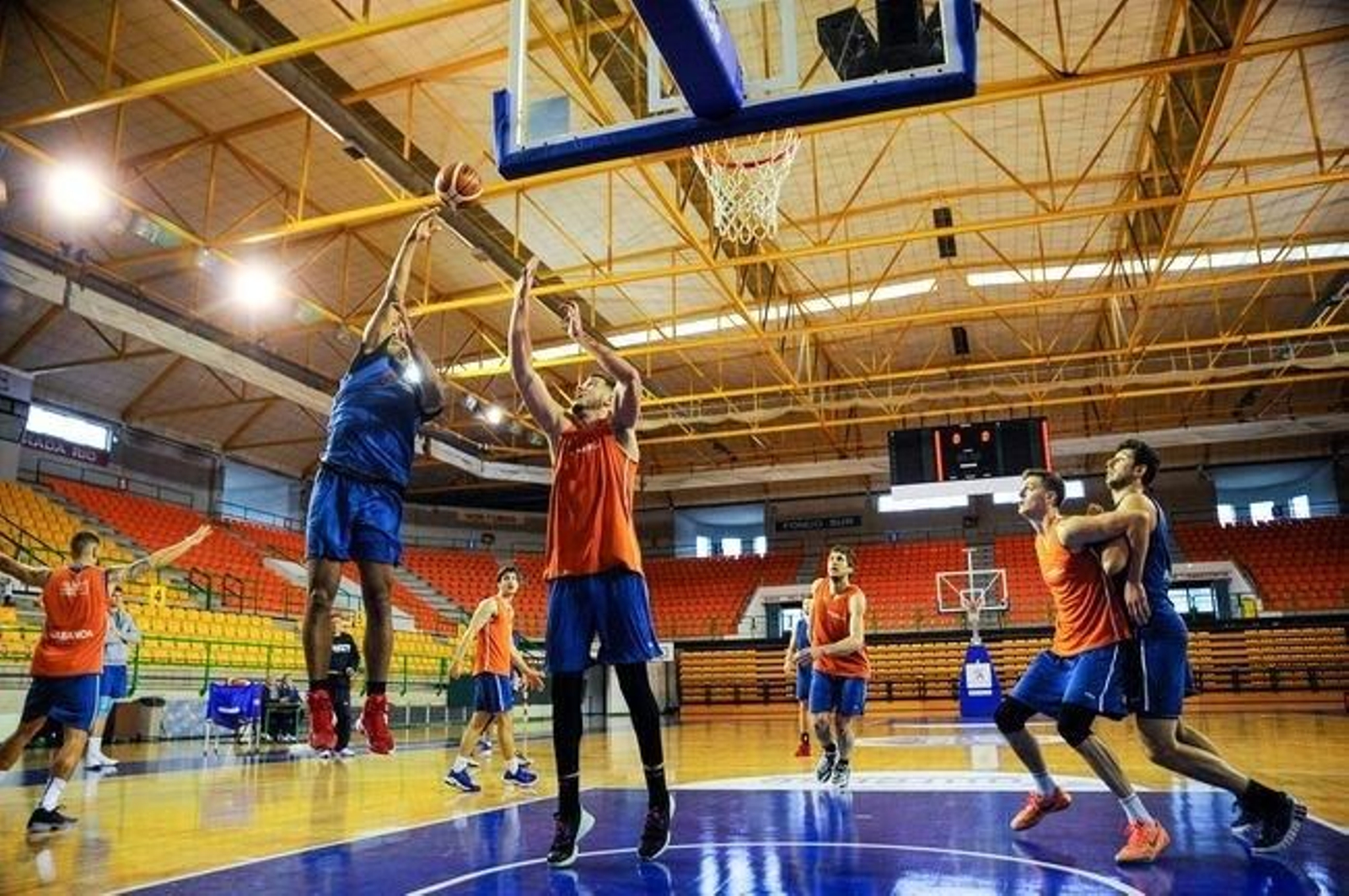 Devin Wright lanza ante Fran Guerra en un entrenamiento.