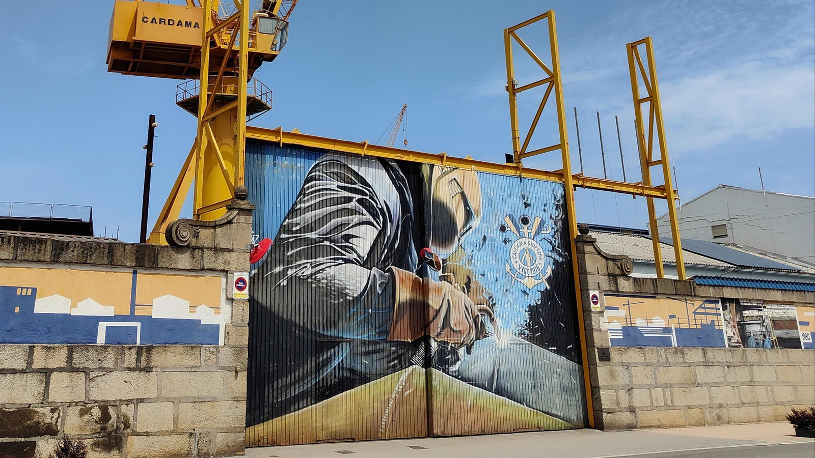 El astillero de Cardama, con un mural en su entrada.