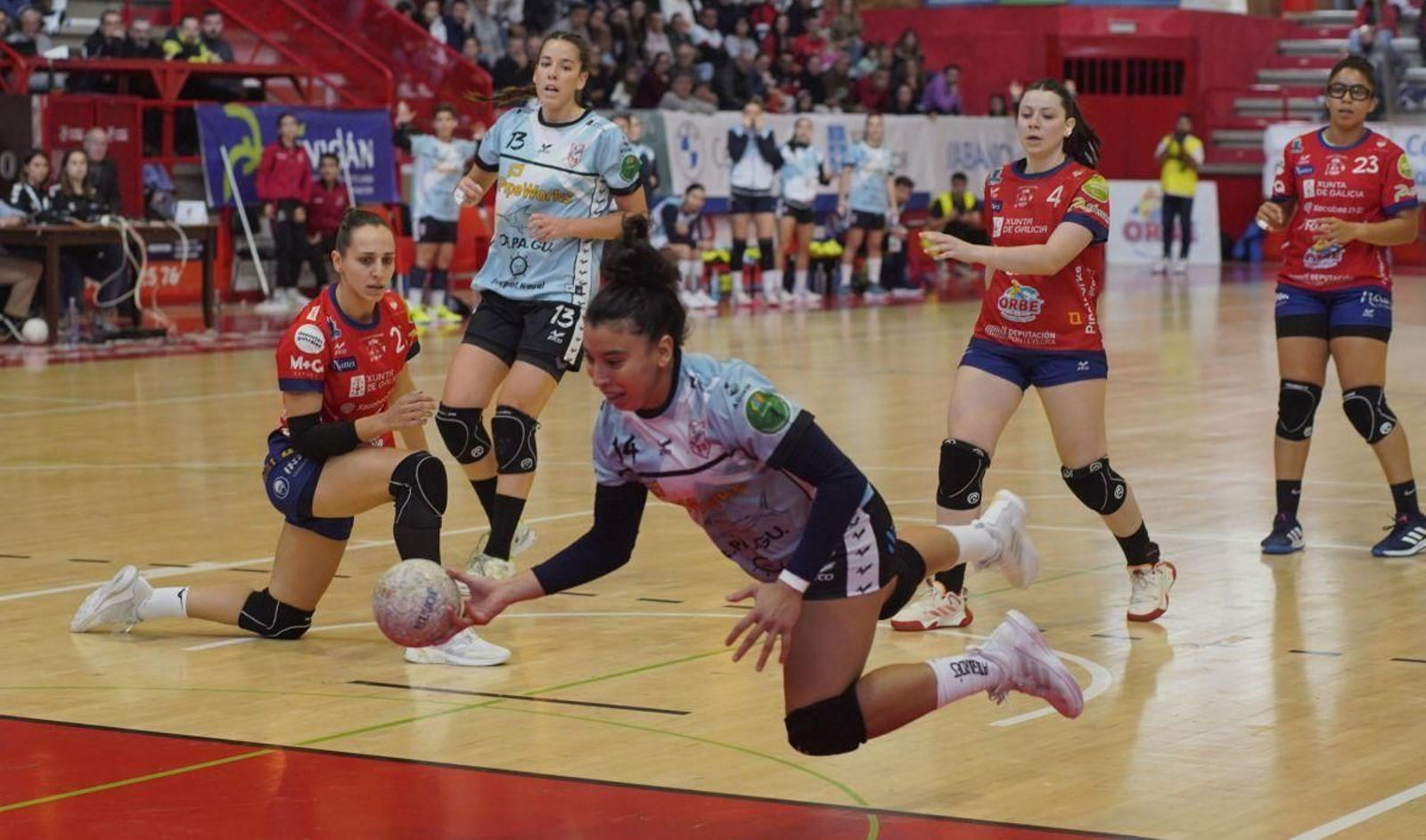 Pauli Fernández, del Guardés, intenta lanzar a portería en el pasado derbi disputado en Porriño.