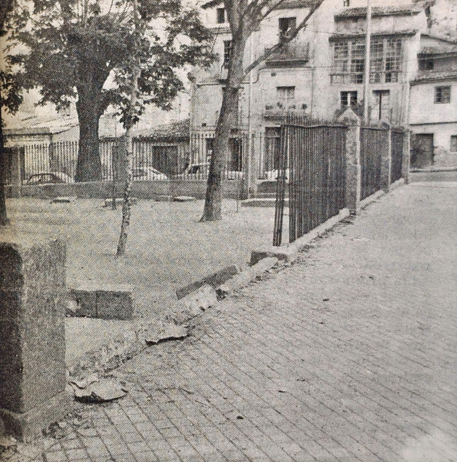 La verja del Posío derribada.
