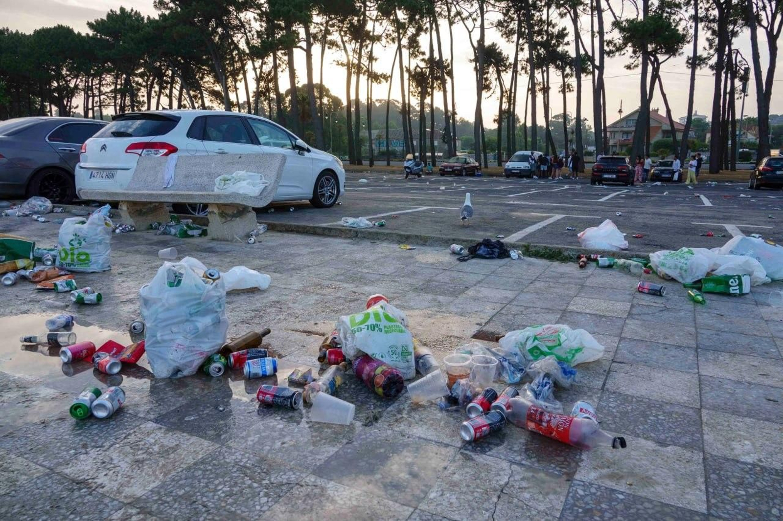 Galería | La resaca de San Xoán 2026 deja toneladas de residuos en Samil y Panxón