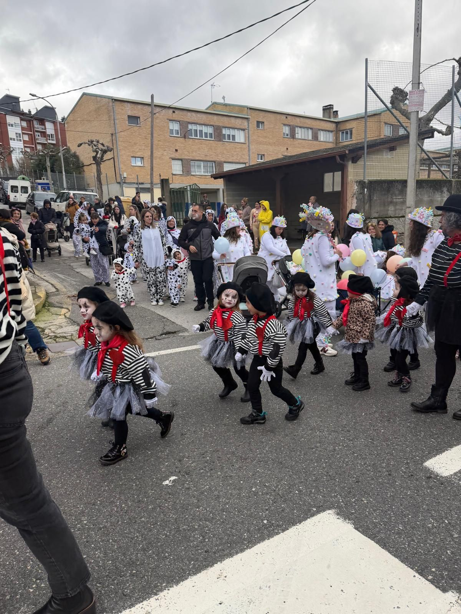 Galería | Los niños llenan de color las calles de Viana do Bolo por el Día de Comadres y Compadres