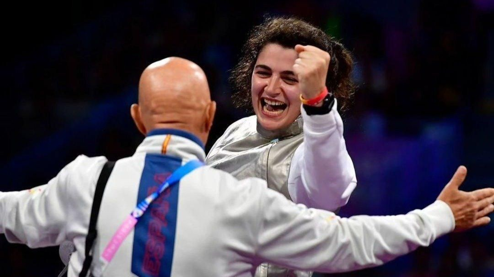 Judith Rodríguez celebra con Manuel Mariño la victoria en el duelo por el bronce en los Juegos Paralímpicos de París.