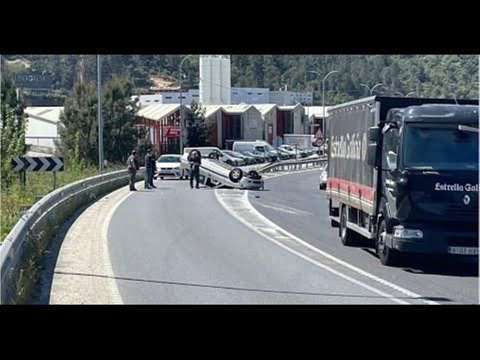 Vuelca un coche en el Polígono Barreiros tras sufrir una colisión 22.04.24