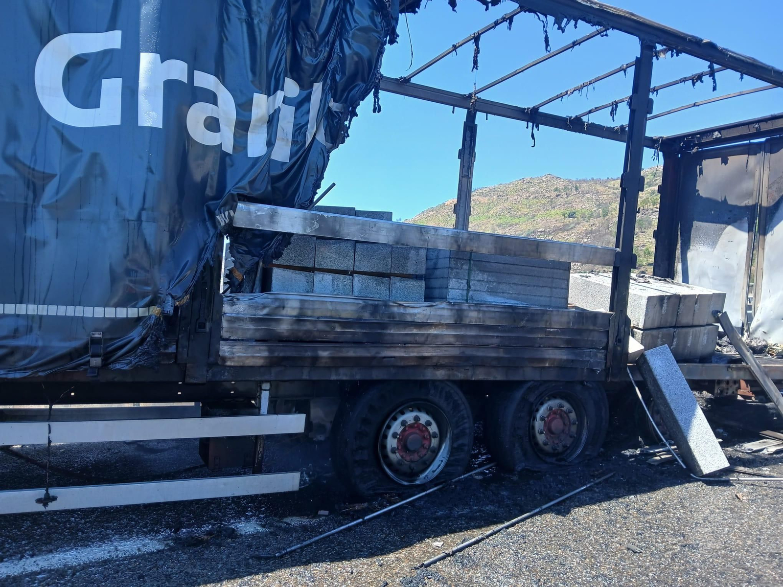 El vehículo que ardió en la A-52 a la altura de Monterrei.
