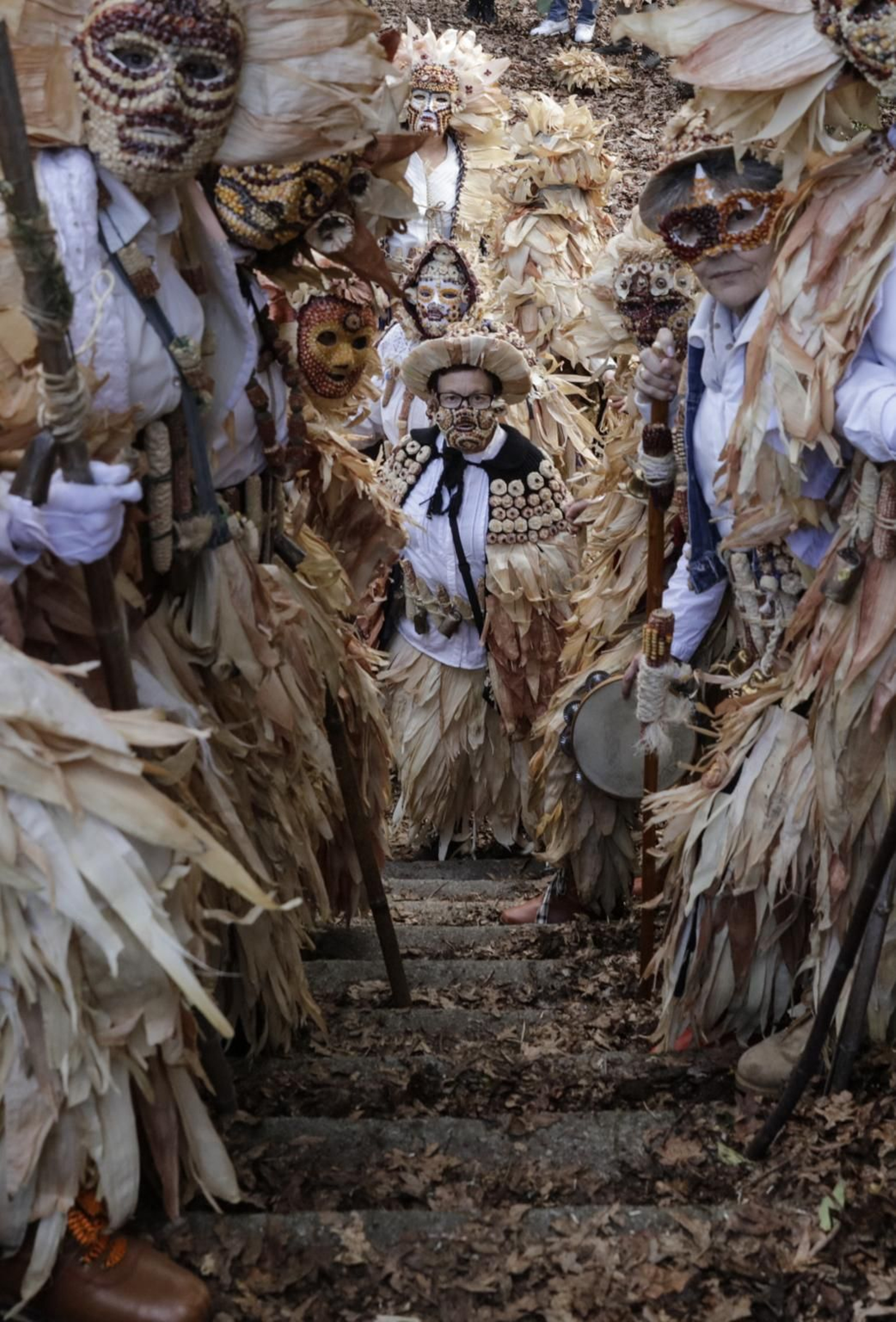 Galería | El follateiro, un traje que encuentra su materia prima en la naturaleza