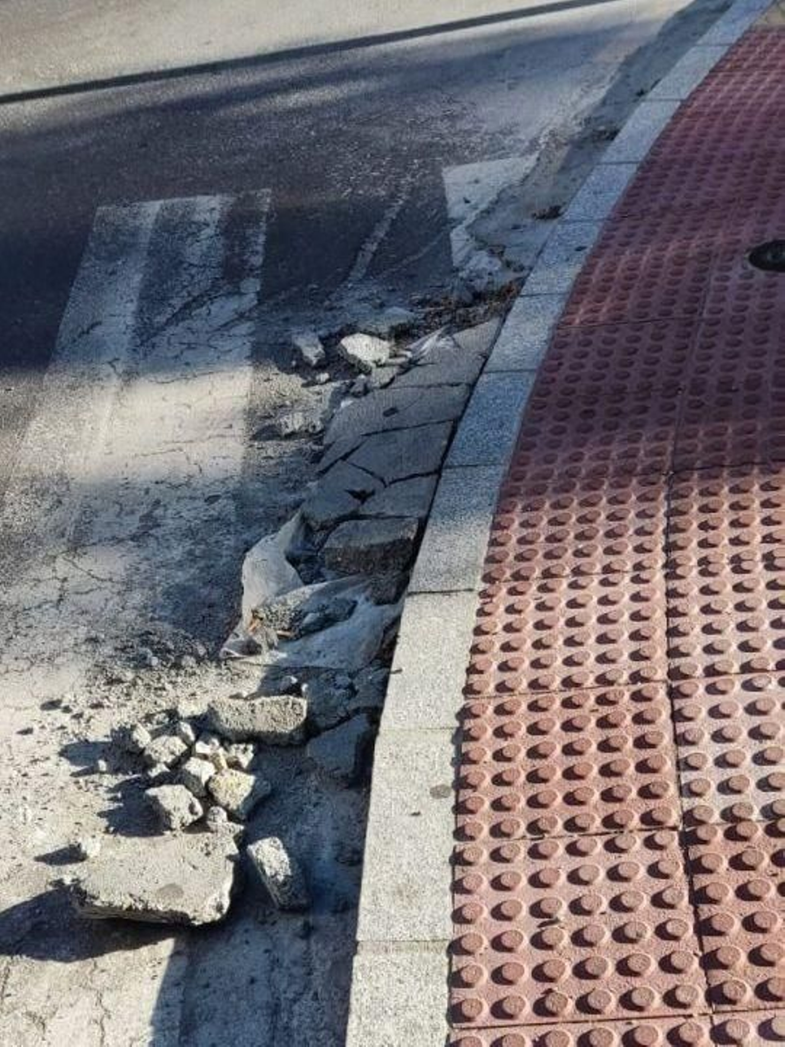 Pavimento levantado en las calles de Ourense.