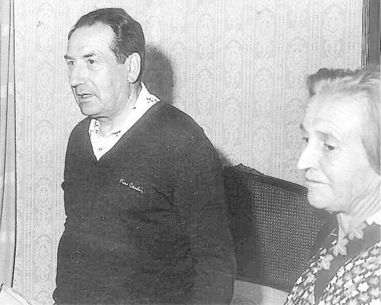 Franqueira, el día de su intento de secuestro en su casa de Xubín en junio de 1980, con su mujer.