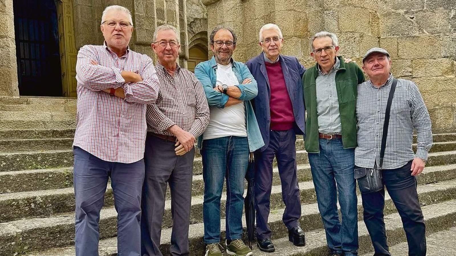 O carballiñés Amancio Carballido Cibeira (cuarto pola esquerda), con amigos de Santiago diante do templo da Veracruz.