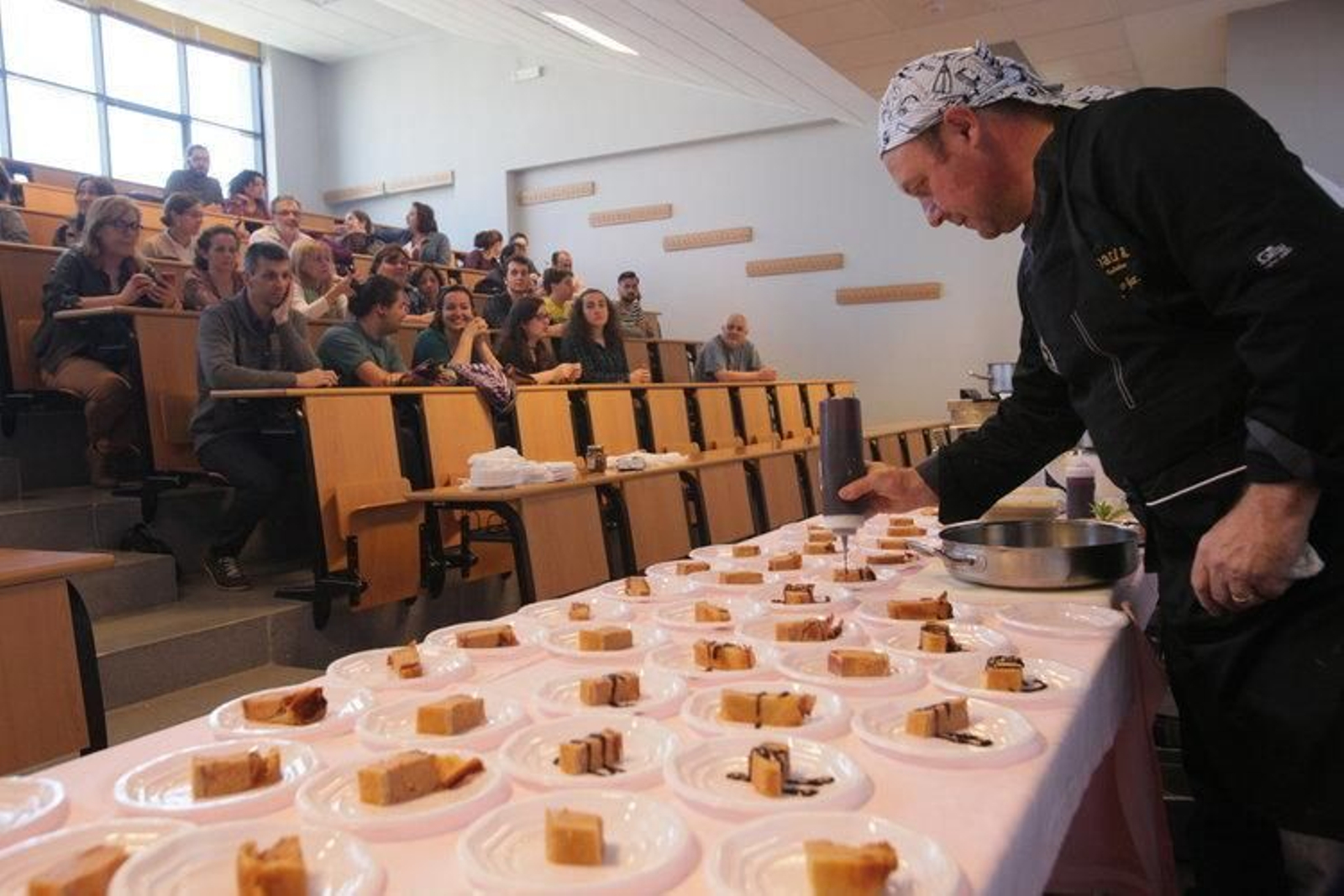 El chef Domingo González, decorando el pastete de conejo con salsa a base de frutos rojos de Serra do Queixo.