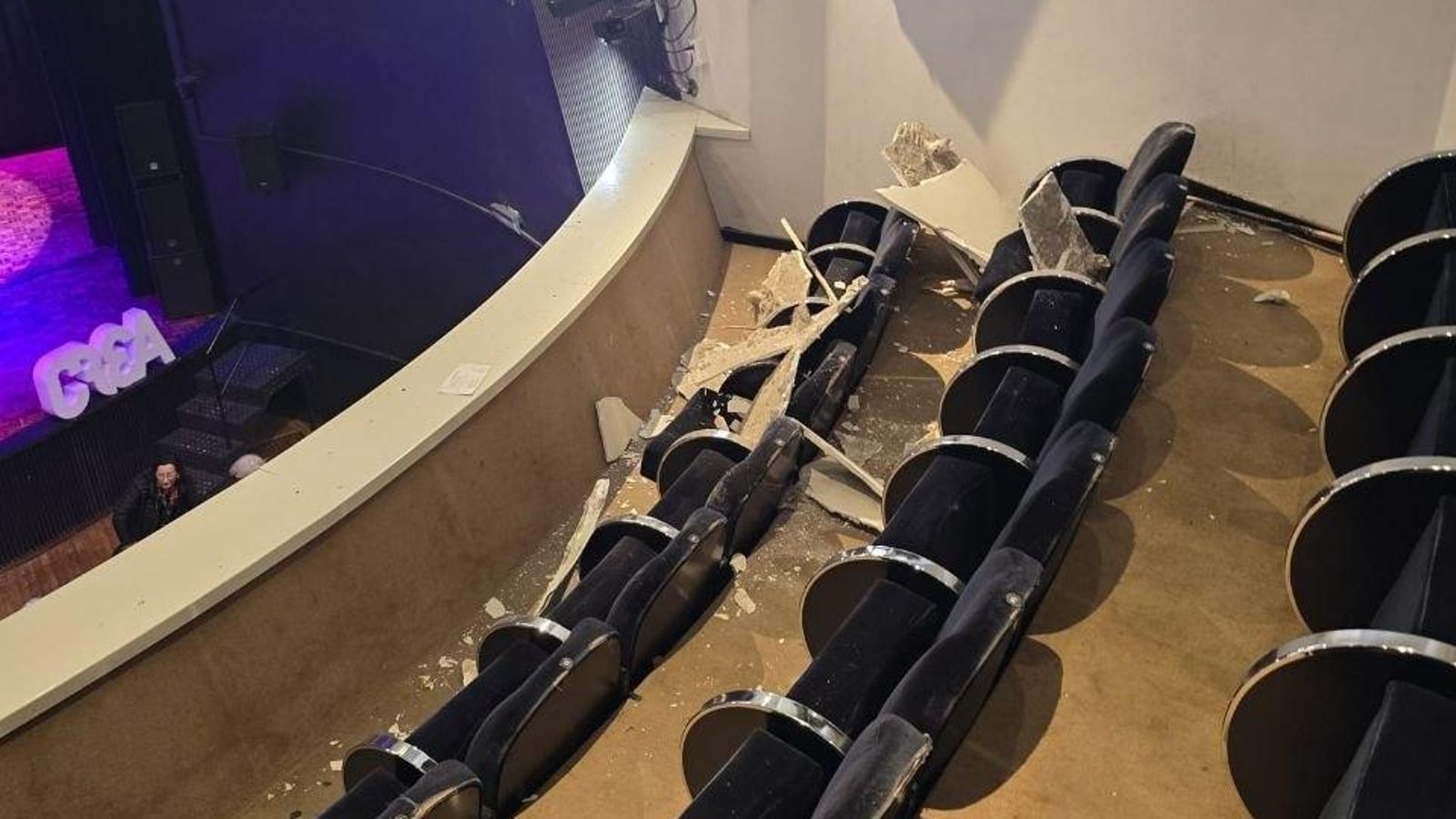 Las butacas del Teatro Principal de Pontevedra sobre las que cayó parte del falso techo.