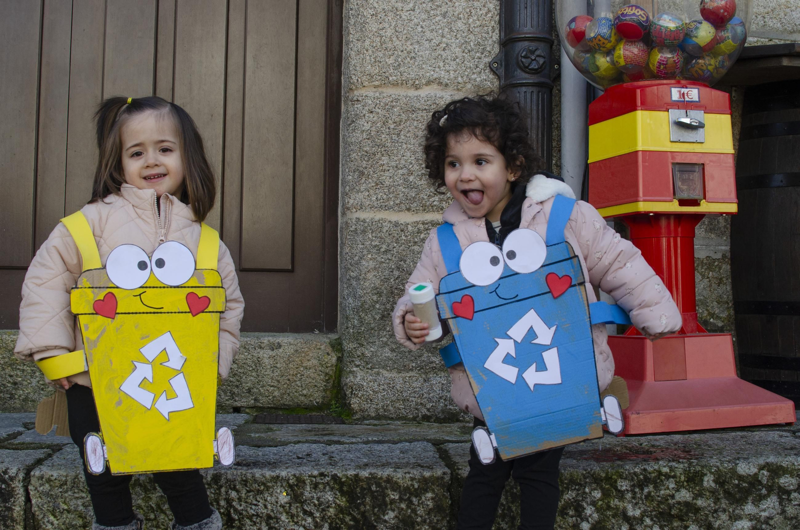 Los niños animan las calles de Ribadavia con el desfile escolar de Entroido