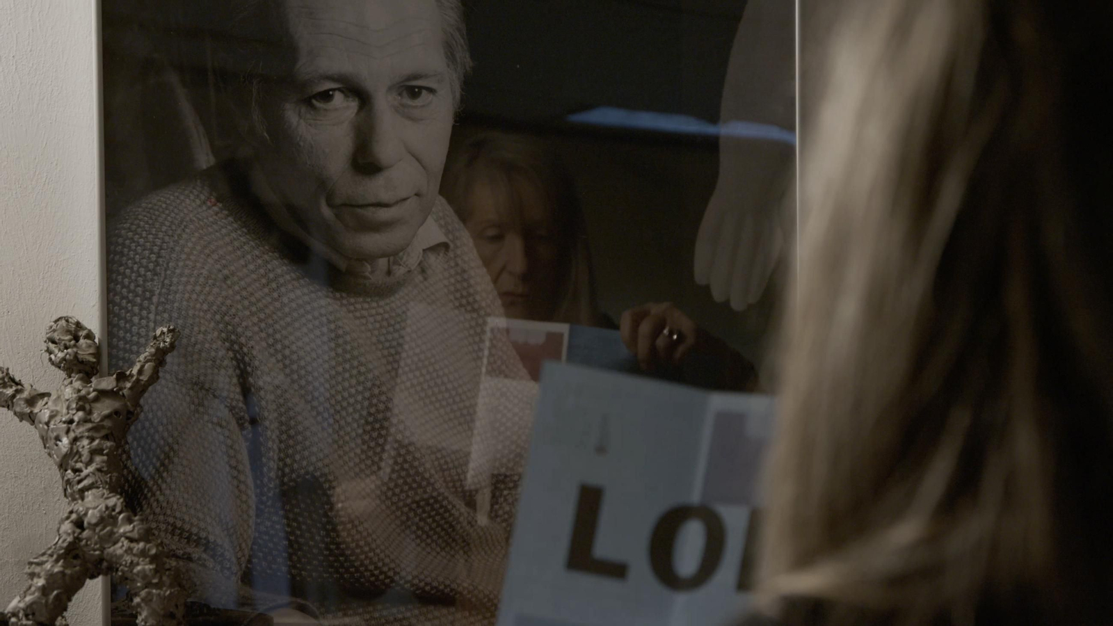 Posado de Ruth Lodeiro, hija del artista vigués, enfrente a una fotografía de su padre.