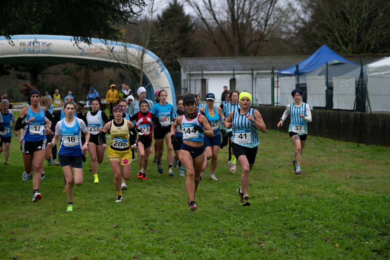 Galería | El Cross gallego disfruta en Ribadavia