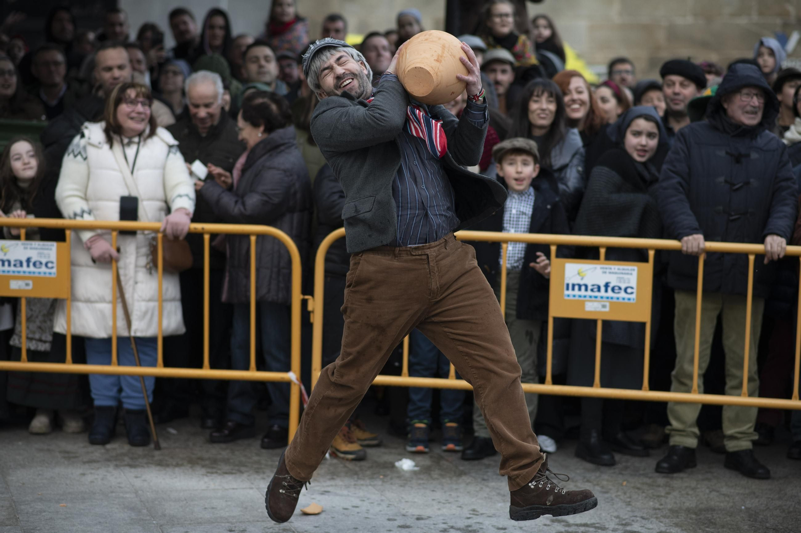 Galería |  Xinzo celebra su Domingo Oleiro con las olas volando en la Plaza Mayor