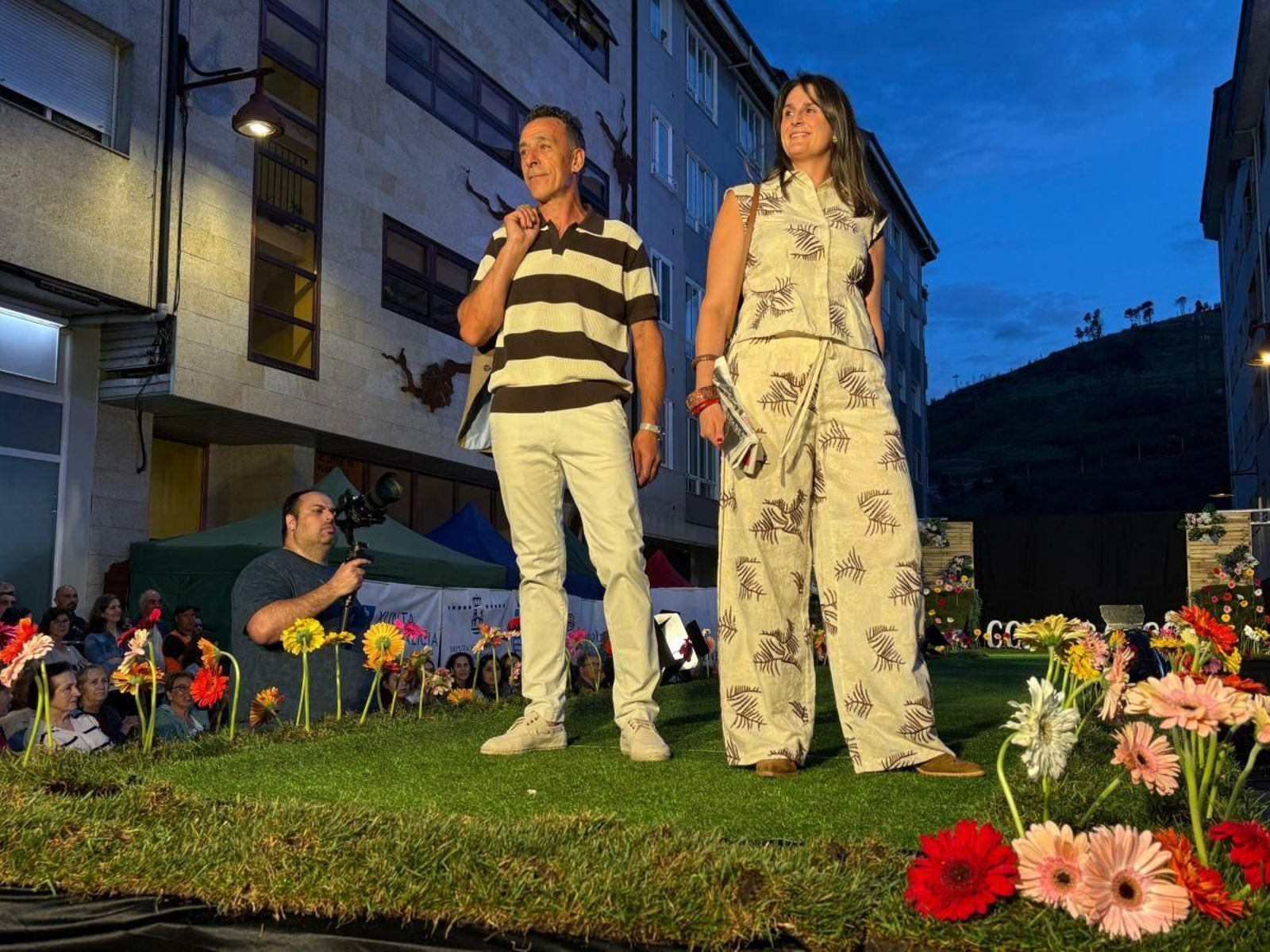 Un momento del desfile de las tiendas de los adultos.