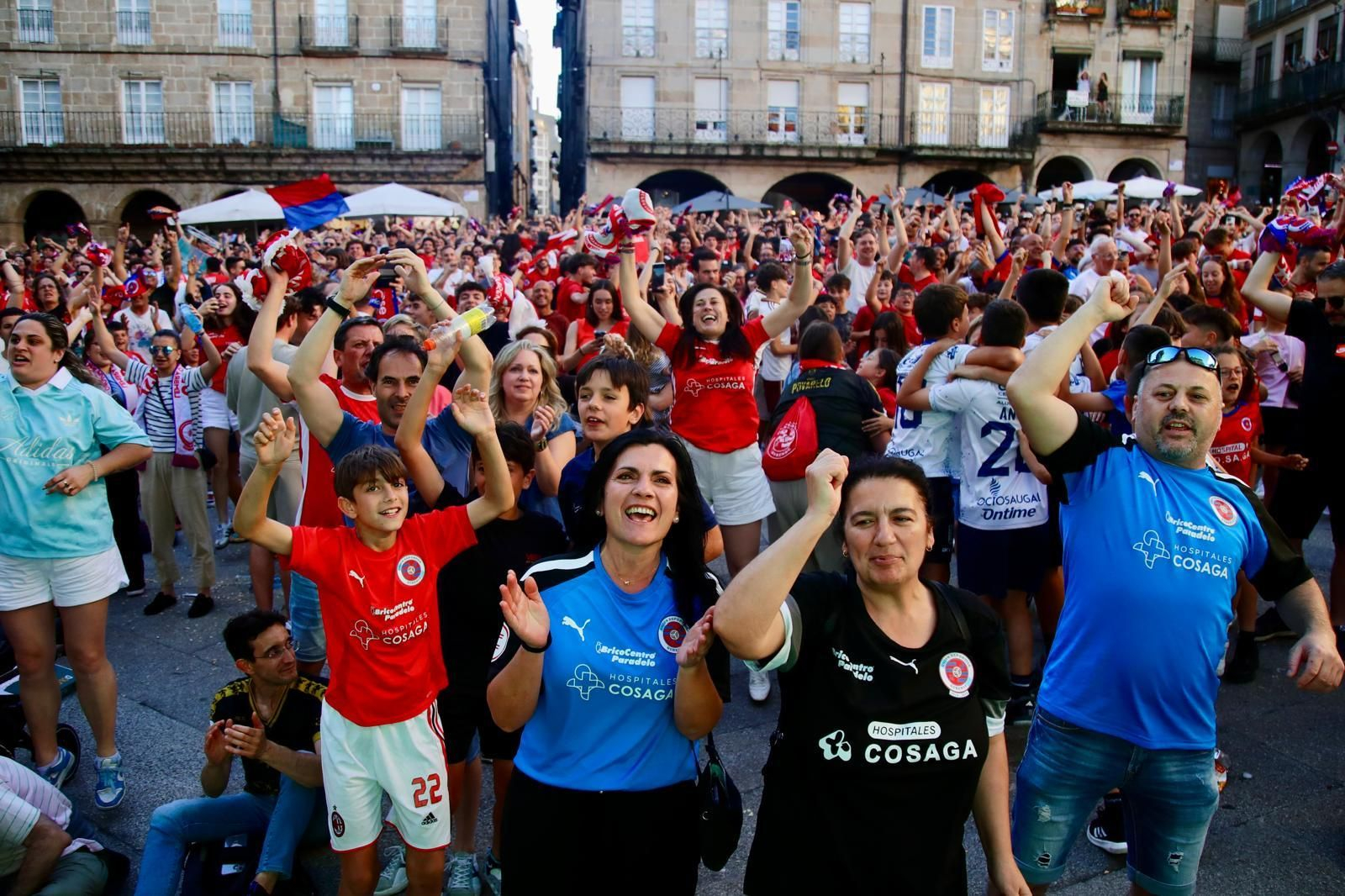 Galería | La afición de la UD Ourense sale a las calle de Ourense para disfrutar del ascenso a Primera Federación, en fotos