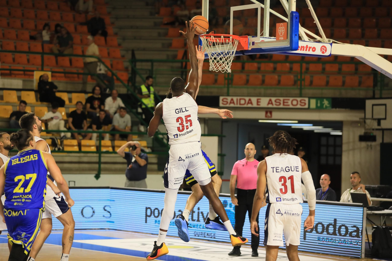 Galería | Noche triste en el Pazo con la derrota del COB ante el Alicante (79-83)
