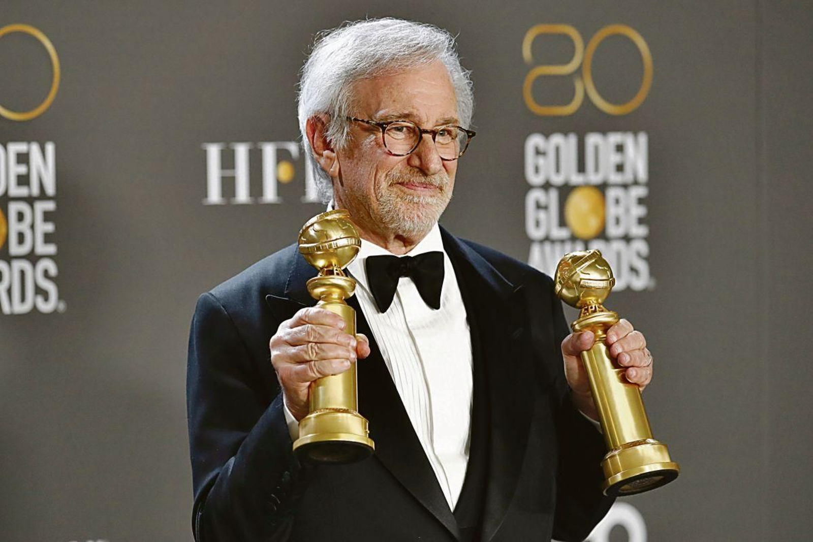 El director Steven Spielberg con los premios por su drama autobiográfico “The Fabelmans”.