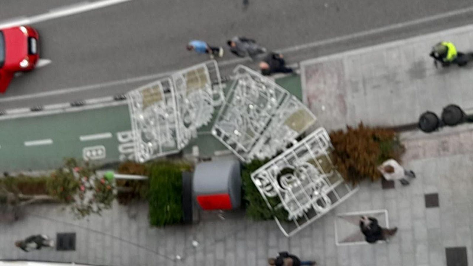 Uno de los adornos de la Navidad de Vigo en el suelo tras haberse descolgado.