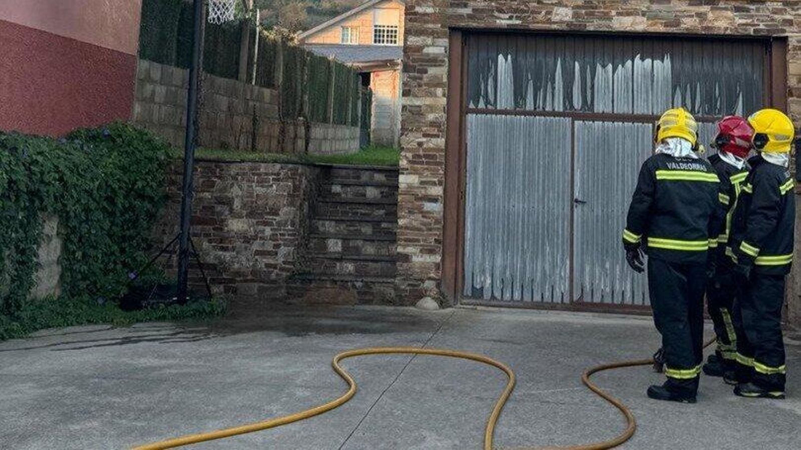 Bomberos de A Rúa extinguiendo las llamas del incendio.