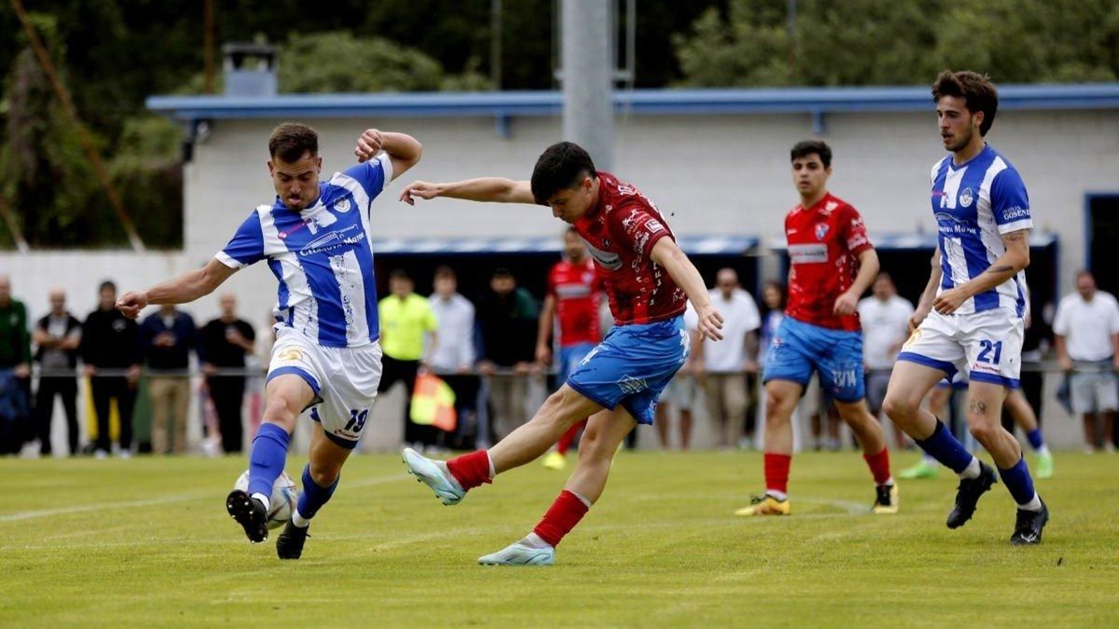 El lateral celanovense Mauro intenta interceptar el remate del barquense Ócsar Cruz. Foto: Marcos Atrio