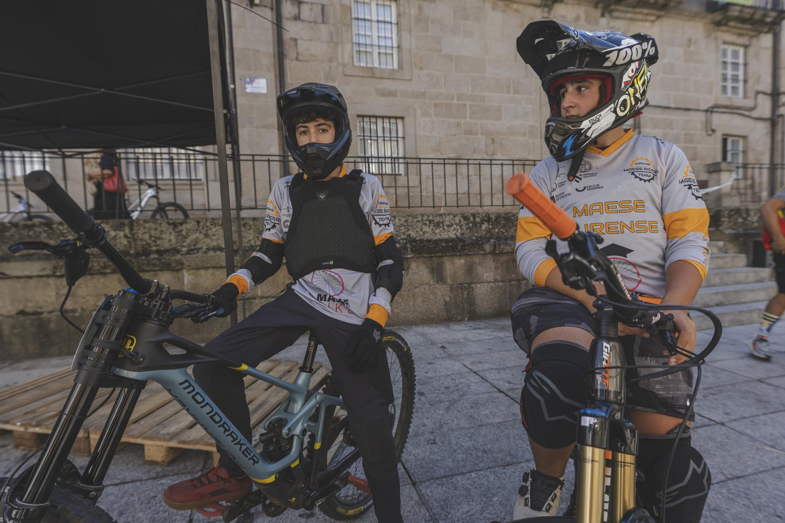 Los bikers, cuesta abajo, pero con frenos por el Casco Vello de Ourense