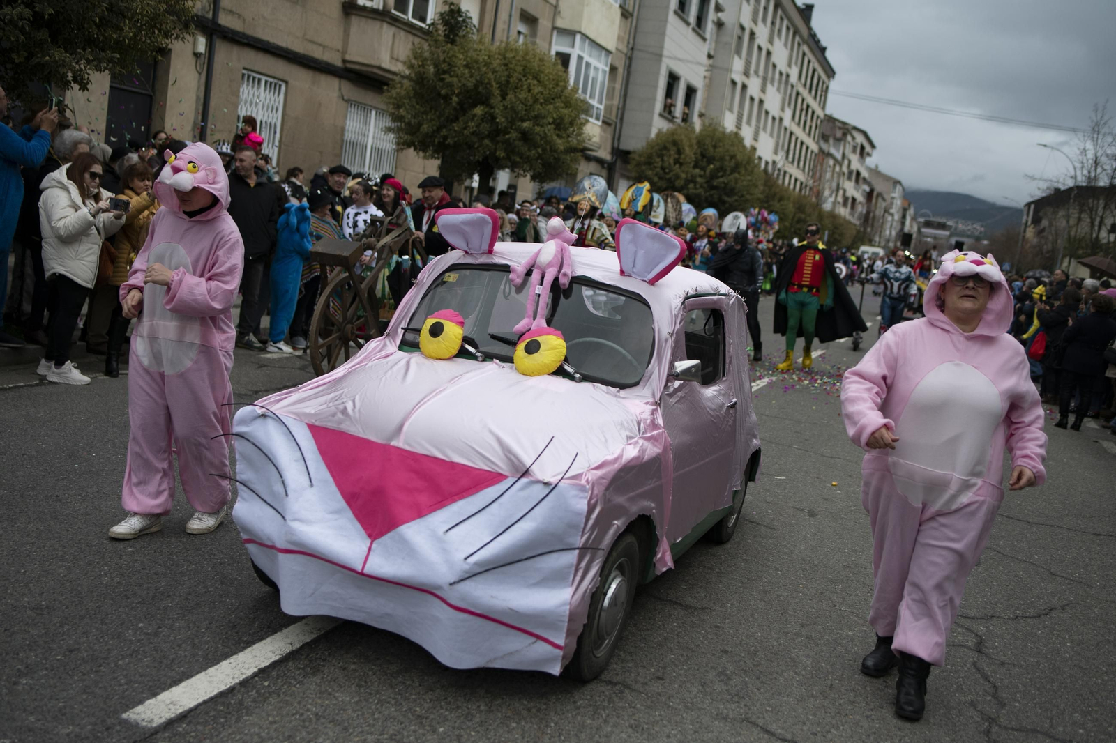 Galería | Verín vive su domingo de Entroido, el desfile en fotos