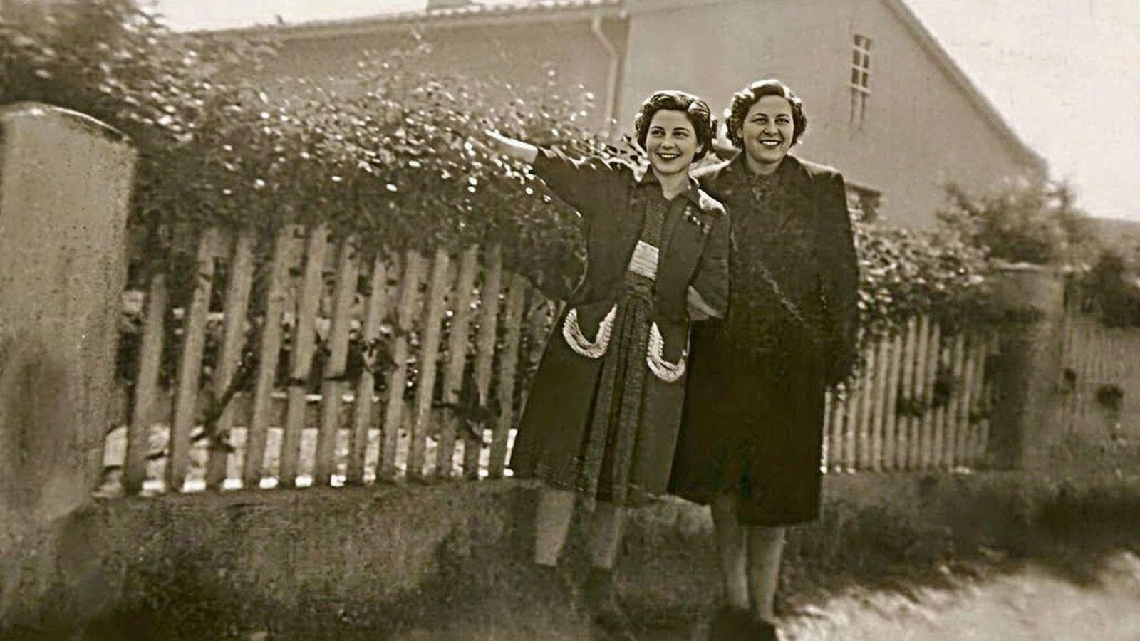 Los vecinos del barrio se fotografiaban en el entorno de las instalaciones: Lela y Pilocha.