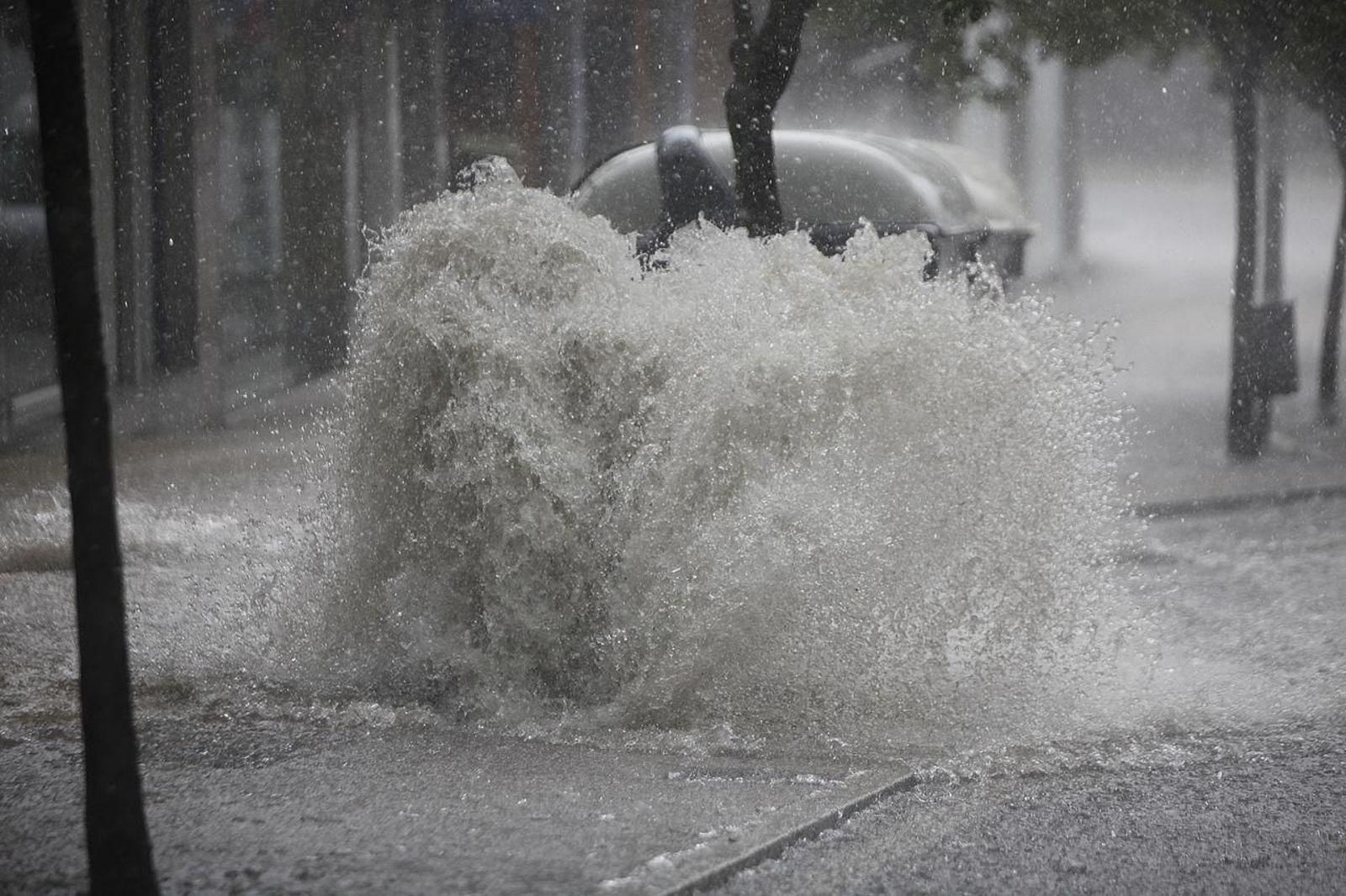 El alcantarillado de Ourense no dio soportado la gran cantidad de agua de este lunes (Foto: Miguel Ángel).