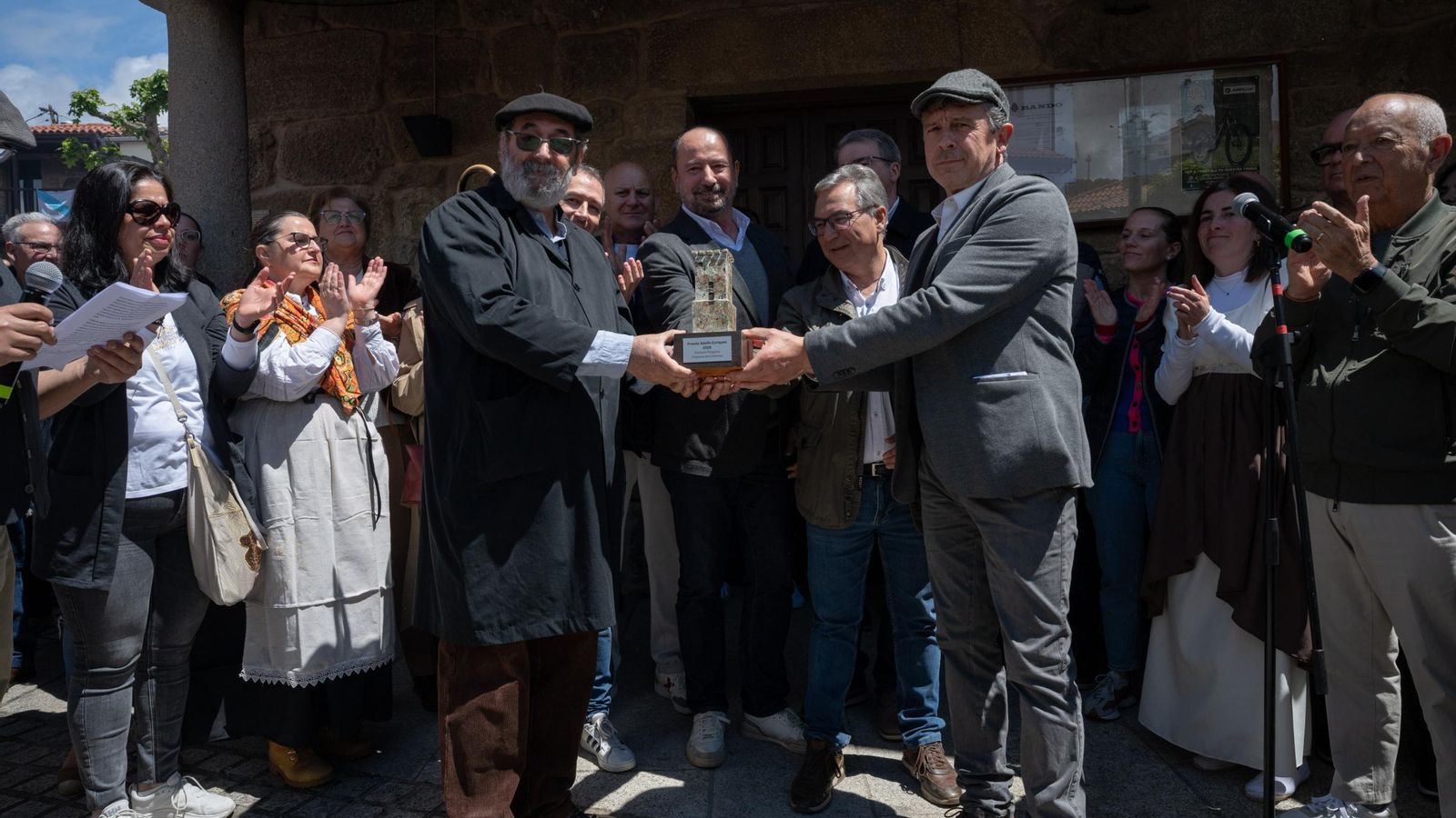 Xosé Merelles, Luis Menor e Antonio Puga entregándolle a Antonio Piñeiro o premio Adolfo Enríquez, que recolle en nome de Xosé Lois Méndez Ferrín.