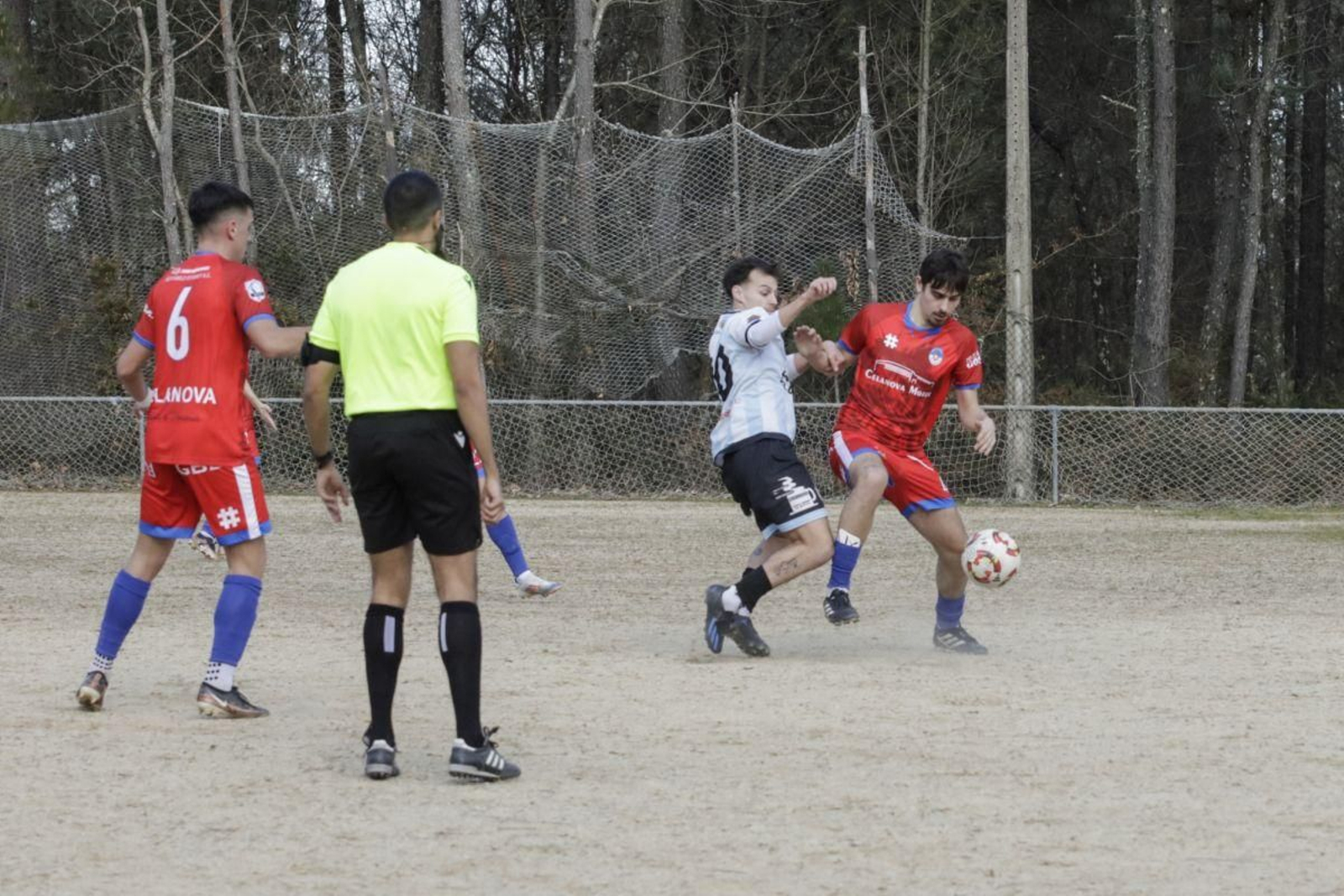 El mediocampista Días, jugador del Cartelle, disputa un balón ante Pablo Pazos.