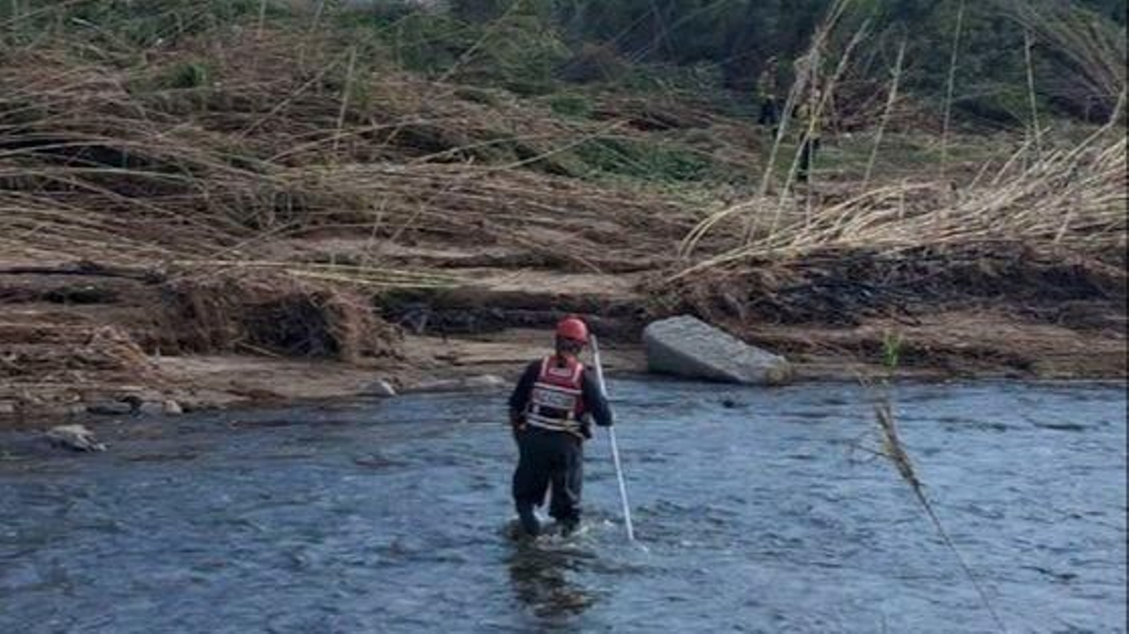 Efectivos de emergencias buscando el cuerpo  del menor desaparecido