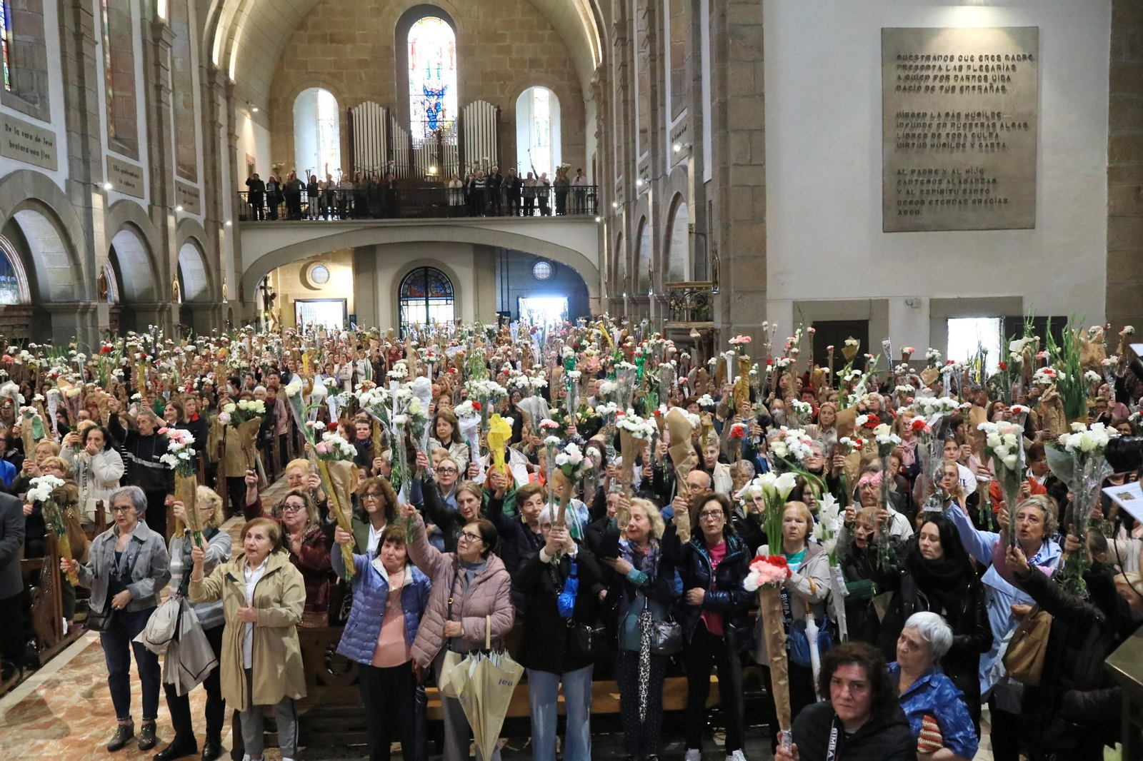 Galería | Las madres ofrecen sus flores un año más a la Virgen de Fátima, en fotos