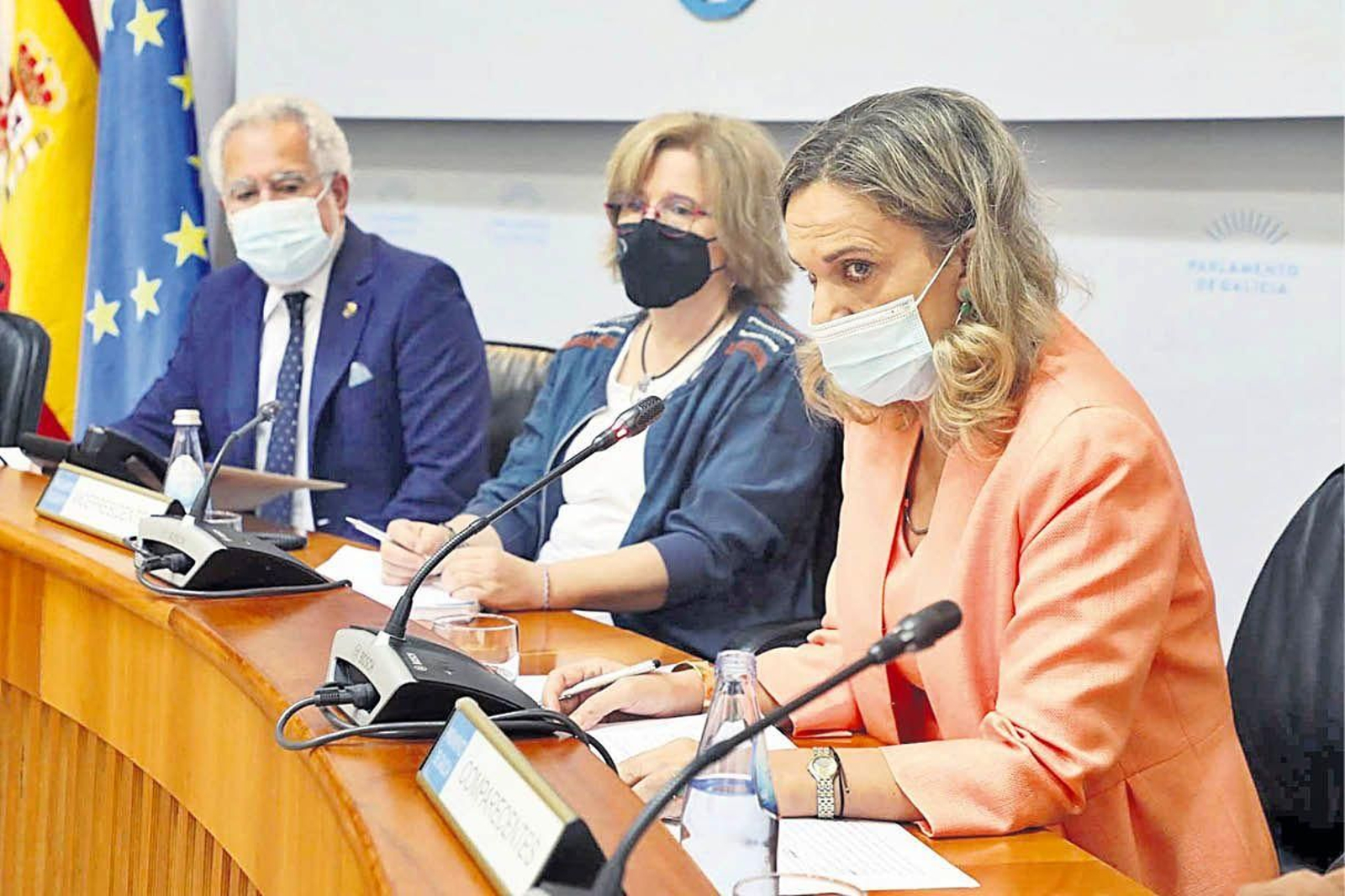 El presidente del Parlamento, Miguel Santalices, la parlamentaria Montserrat Prado, y la valedora Dolores Fernández Galiño.