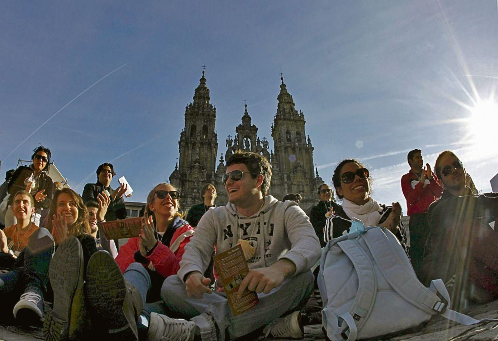 En la imagen, un grupo de jóvenes posa en el Obradoiro, ante la catedral, objetivo final de las rutas.