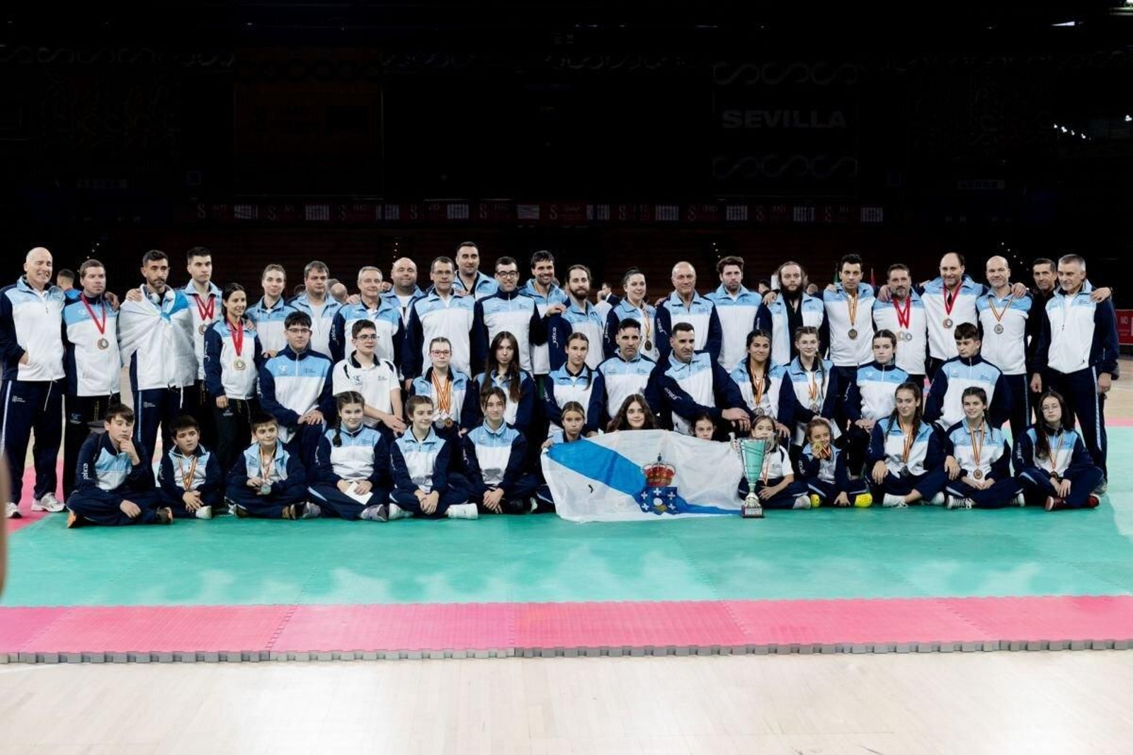 Los integrantes de la selección gallega de hapkido, con amplia y destacada presencia provincial, ya con sus medallas y trofeos después de conseguir 17 medallas.