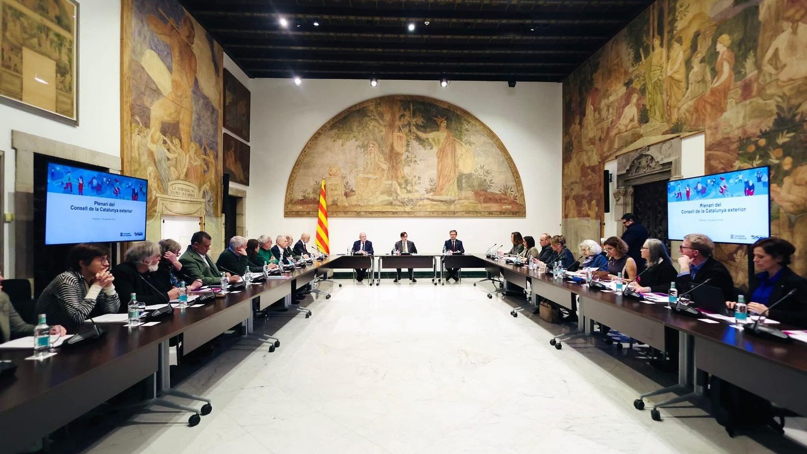 Reunión del Pleno del Consell Pleno de la Catalunya Exterior con la presencia de autoridades