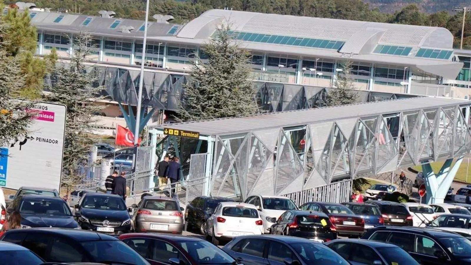 La pasarela peatonal que une Peinador con Ifevi desde hace diez años