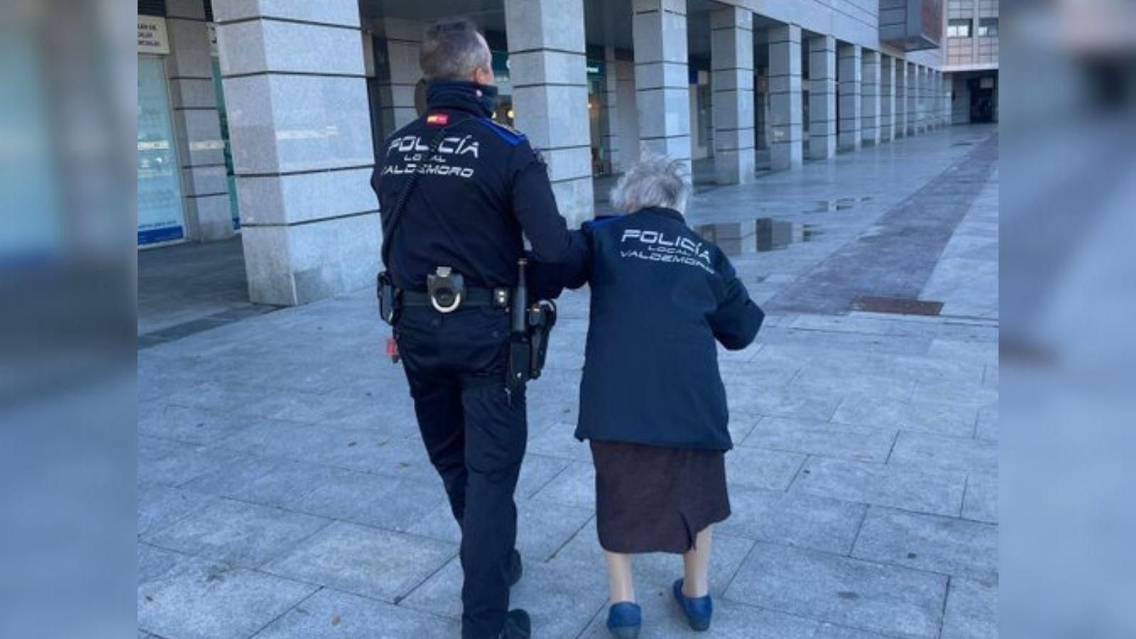 La septuagenaria acompañada por un agente