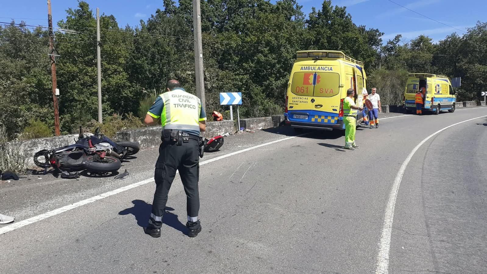 Vehículos tras el accidente en la OU-536 a su paso por Pereiro de Aguiar